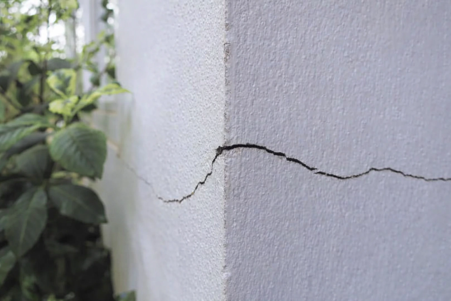 Fissures sur un mur extérieur